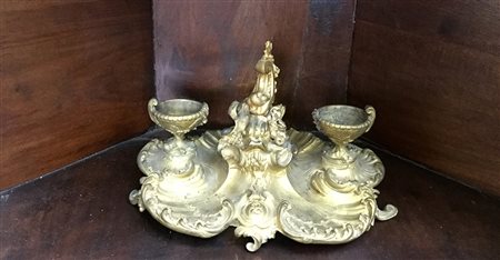 Calamaio in bronzo con vasche biansate centrate da figura di delfino a tutto...