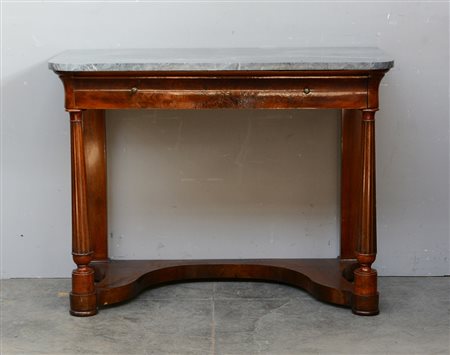 Console in noce ad un cassetto lastronato in piuma, montanti anteriori a...