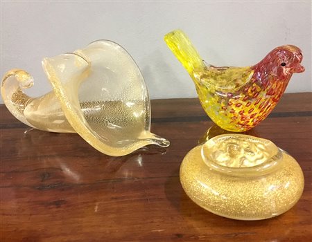 Lotto composto da una cornocopia, un fermacarte e un uccellino in vetro...