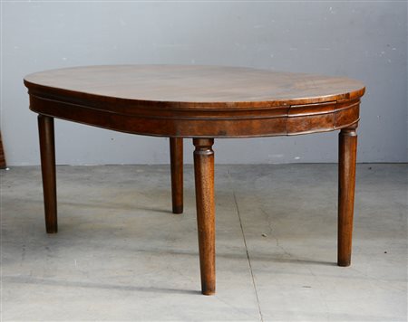 Tavolo da pranzo in noce con piano ovale, fascia lastronata in radica a due...