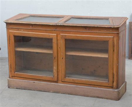 Vetrina bassa da esposizione a due ante a vetri sul piano e due sul fronte...