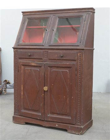 Vetrina in legno laccato, parte superiore a due ante a vetri, parte inferiore...