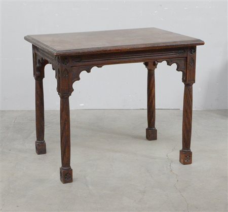 Tavolino in legno intagliato in stile neogotico, fine secolo XIX (cm...