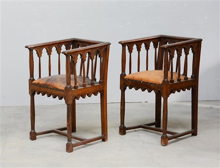 Coppia di poltroncine in legno intagliato in stile neogotico, fine secolo XIX...