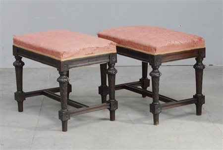 Coppia di sgabelli in legno intagliato in stile rinascimentale (difetti)