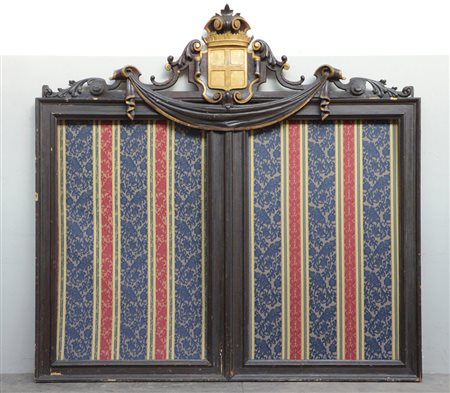 Cornice doppia a cassetta in legno laccato con cimasa decorata da fregio in...