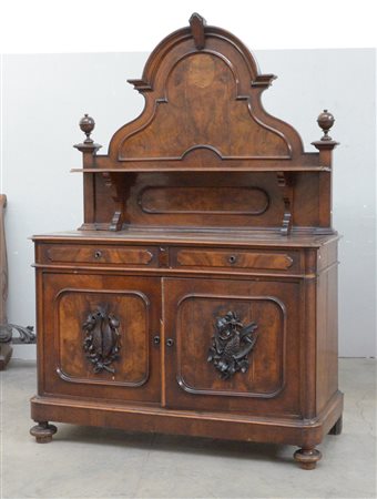 Credenza con alzata in noce decorata da riserve in radica di noce entro...