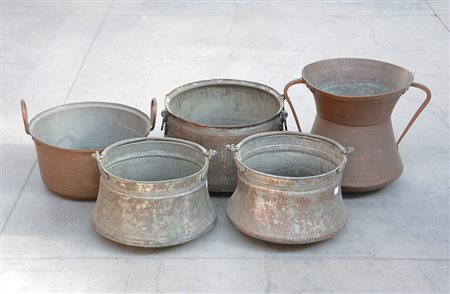 Gruppo di cinque vasi in rame (h. cm max. 34,5 cm)