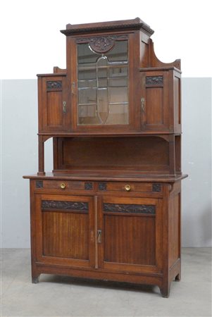 Credenza con alzata decorata da riserve intagliate a motivi Liberty, parte...