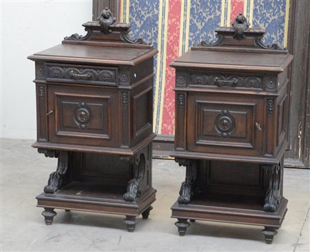 Coppia di comodini in legno intagliato a motivi vegetali e conchiglie ad un...