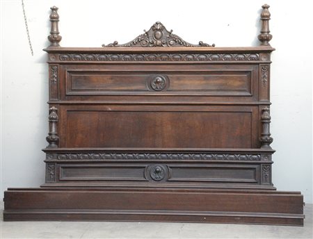 Letto ad una piazza e mezza in legno intagliato a motivi vegetali e...