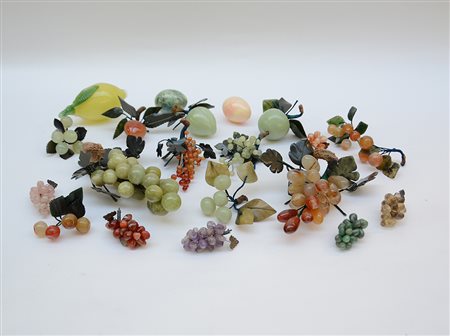 Lotto composto da numerosi grappoli d'uva, uova e frutti in pietra dura di...