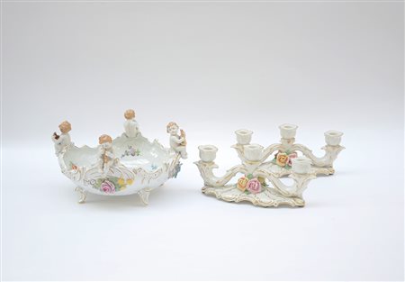 Lotto composto da un centrotavola in ceramica decorato con fiori e putti...