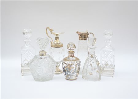 Lotto composto da cinque bottiglie con tappo e due versatoi in vetro e...