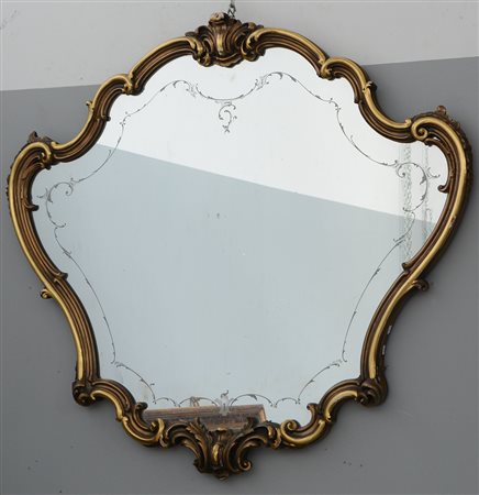 Specchiera sagomata in legno dorato e intarsiato a volute (cm 88x95) (difetti)