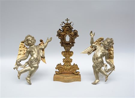 Lotto composto da una coppia di angeli alati in metallo ed un antico...