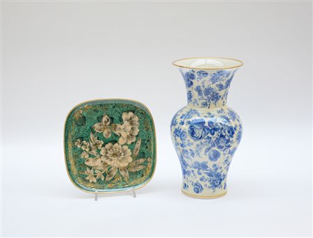 Lotto composto da un vaso in ceramica bianco decorato con fiori nei toni del...