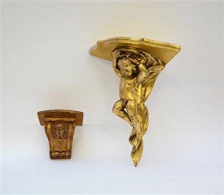 Lotto di due mensoline in legno dorato e intagliato di diverse misure (difetti)