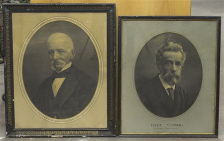 Lotto di due disegni ovali a carboncino raffiguranti ritratti, misure...