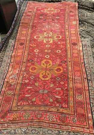 Tappeto Kahrabagh, Caucaso, inizio secolo XX.Decoro con sei medaglioni a...