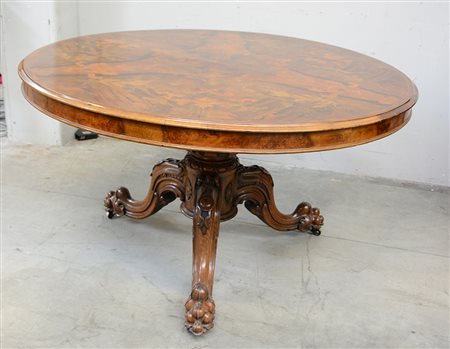 Tavolo con piano tondo a vela decorato a motivi vegatali e fregi, gamba...