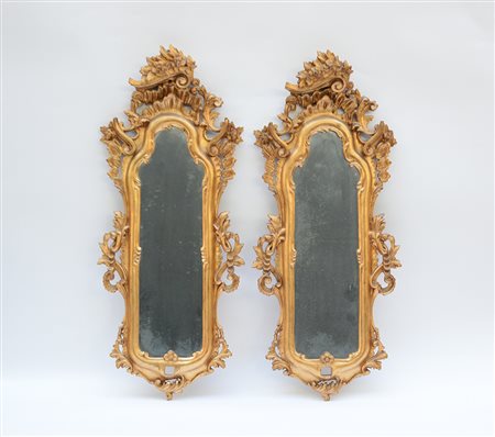 Coppia di specchierine in legno dorato e intagliato decorato a motivi...
