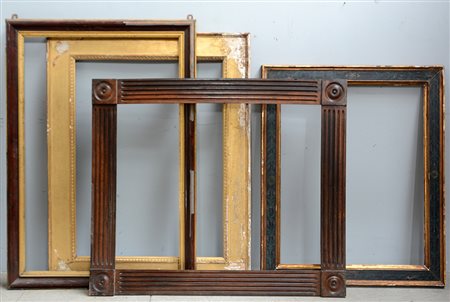 Lotto di quattro cornici in legno intagliato, laccato e dorato, misure ed...