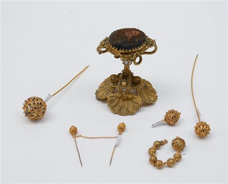 Lotto composto da un portaspilli, quattro spilloni di cui due legati da...