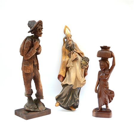Lotto composto da tre sculture in legno raffiguranti mendicante, donna e...