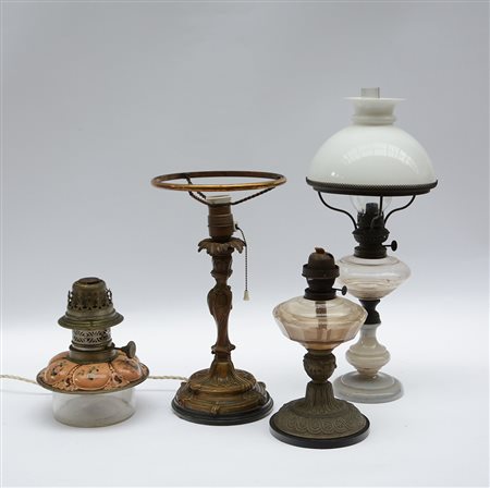 Cartone contenente tre lampade ad olio e un abatjour in etallo (difetti)