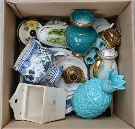 Cartone contenente numerose ceramiche (difetti)