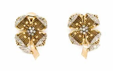 PARURE in oro giallo composta da spilla e orecchini a guisa di fiore con...