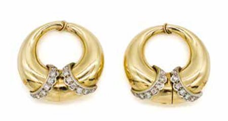 ORECCHINI in oro giallo a guisa di cerchi con brillantini, gr. 19,6