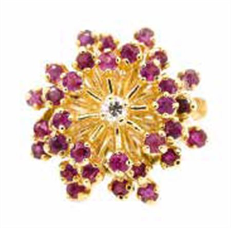 ANELLO in oro giallo con rubini e brillante, gr. 8,5