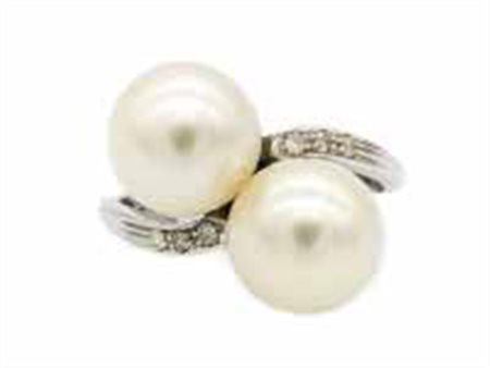 ANELLO in oro bianco con brillanti e perle del diametro di 9,5 mm, misura 13