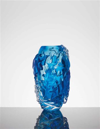 ANGELO RINALDI (1960-2010) Vaso in vetro pesante nei toni dell’azzurro con...