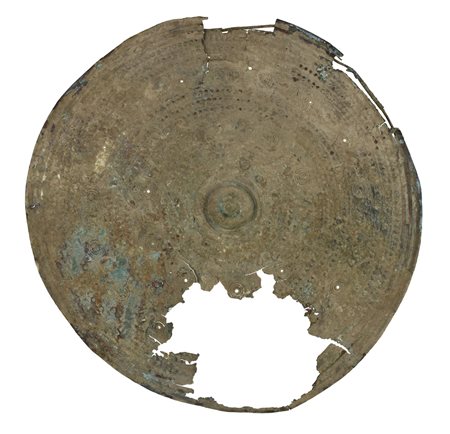 IMPORTANTE SCUDO VILLANOVIANO IN BRONZO DATAZIONE: VII sec. a.C. MATERIA E...