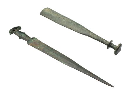 SPADA CON FODERO DATAZIONE: VIII-VII sec. a.C. MATERIA E TECNICA: bronzo...