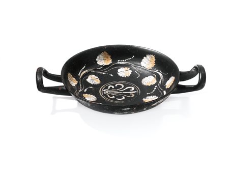 KYLIX NELLO STILE DI GNATHIA DATAZIONE: III sec. a.C. MATERIA E TECNICA:...