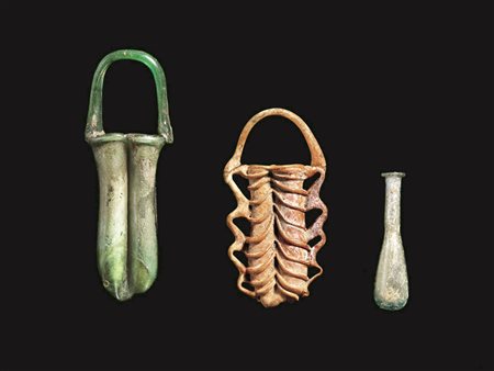 DUE UNGUENTARI BISOMI DATAZIONE: I-II sec. d.C. MATERIA E TECNICA: vetro...