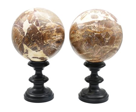 COPPIA DI GRANDI SFERE ORNAMENTALI in breccia di Parma, su eleganti sostegni...