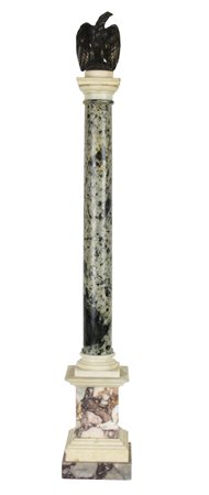 COLONNA in marmo verde antico con aquila stante in bronzo alla sommità su un...