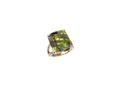 ANELLO IN ORO GIALLO, PERIDOT E DIAMANTI decorato al centro da un peridot...