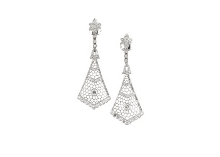 PAIO DI ORECCHINI PENDENTI IN PLATINO E DIAMANTI motivo a lobo in platino...