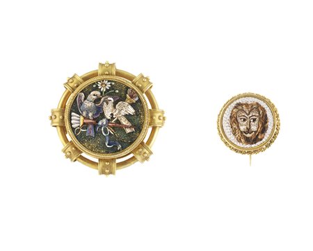 DUE SPILLE IN ORO GIALLO E MICROMOSAICI una decorata da micromosaico...