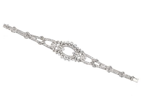 BRACCIALE IN ORO BIANCO E DIAMANTI disegnato come un nastro in oro sagomato e...