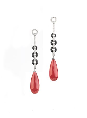 PAIO DI ORECCHINI PENDENTI IN ORO BIANCO, ONICE, DIAMANTI E SMALTO realizzati...