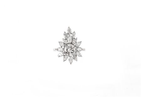 ANELLO IN ORO A BASSO TITOLO E DIAMANTI disegnato come un motivo fogliaceo...