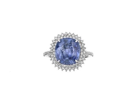 ANELLO IN ORO BIANCO, ZAFFIRO E DIAMANTI al centro uno zaffiro taglio cuscino...