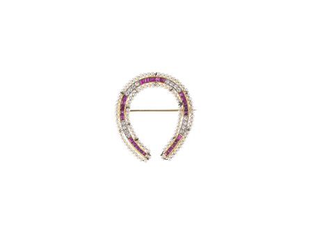 SPILLA IN ORO GIALLO, RUBINI, DIAMANTI E MICROPERLE disegnata come un ferro...